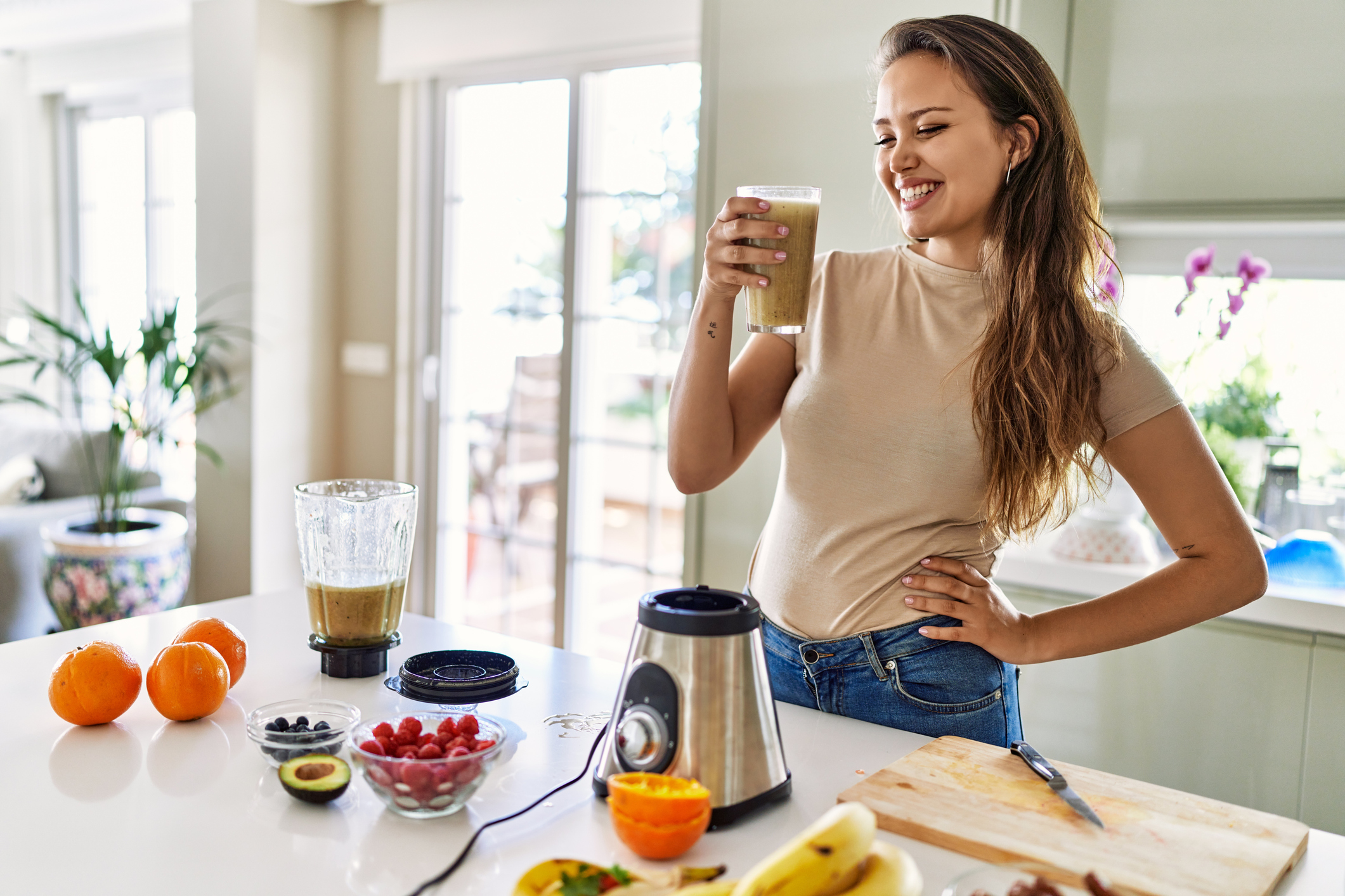 žena si pripravuje smoothie